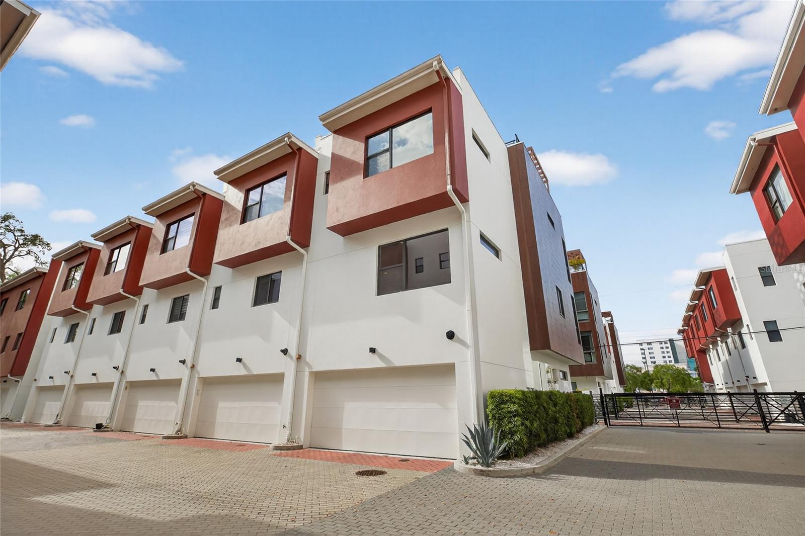 ARLINGTON & 8TH TWNHMS - Residential