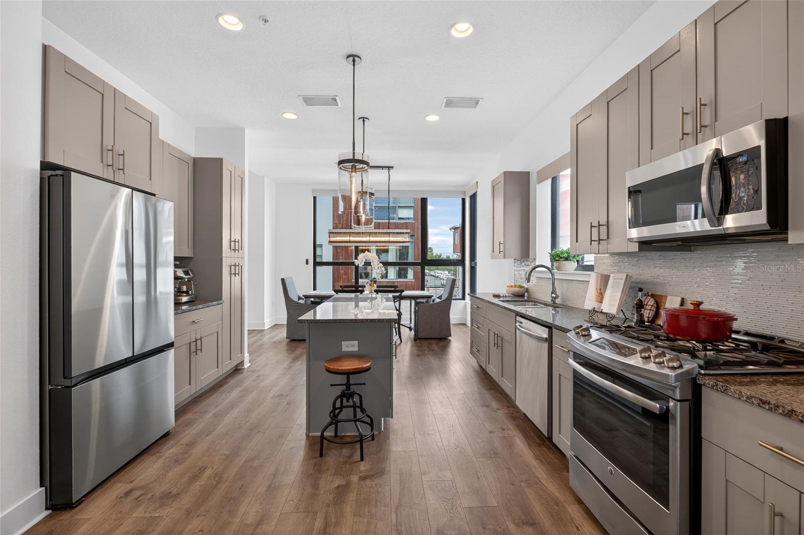 ARLINGTON & 8TH TWNHMS - Residential