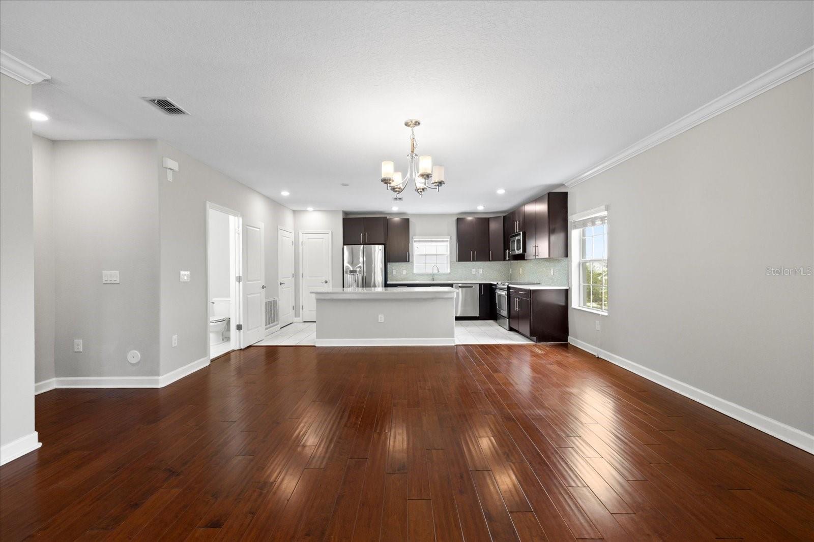 1501 W LEMON STREET