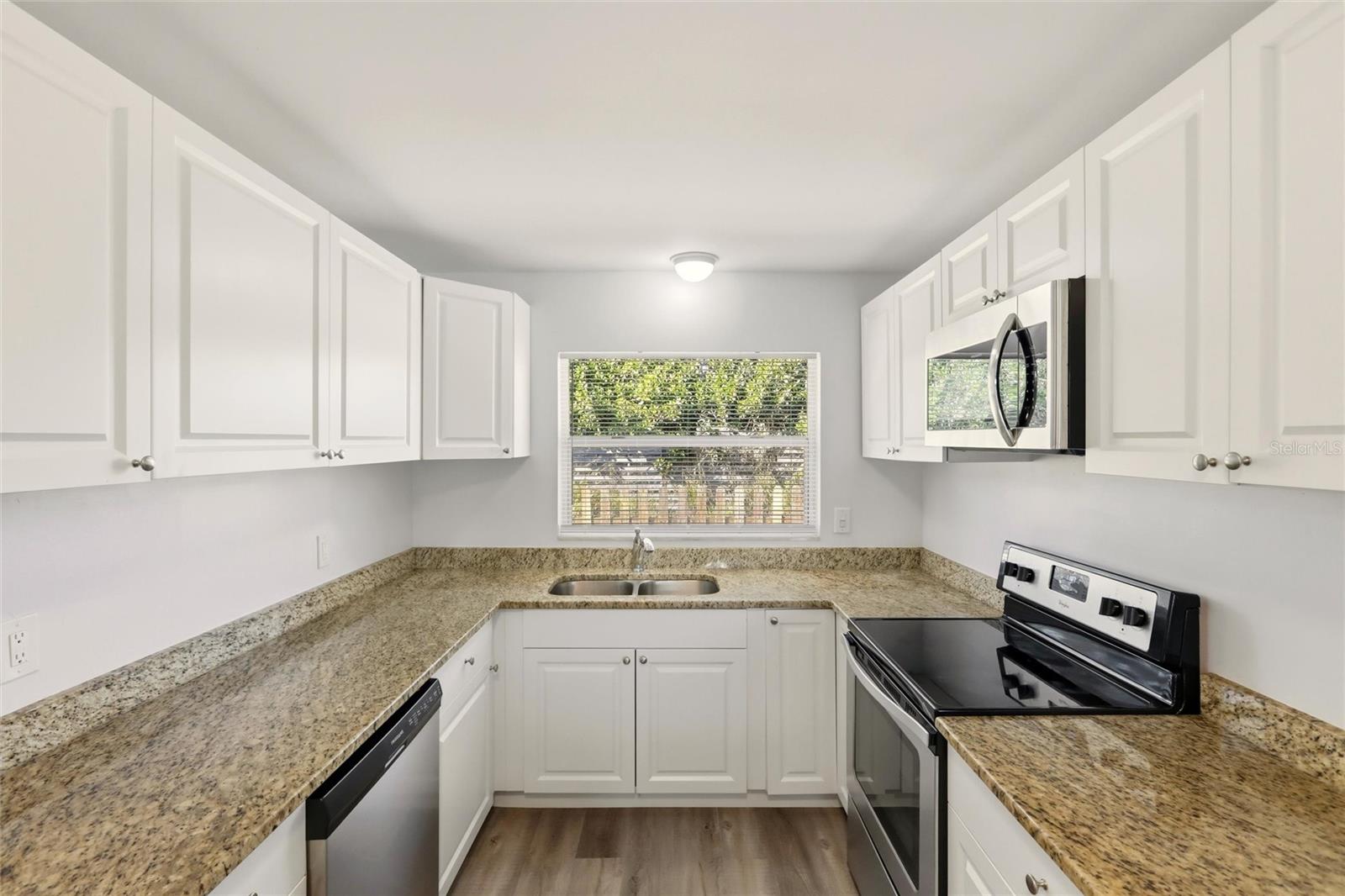 PALM LAKES - Residential