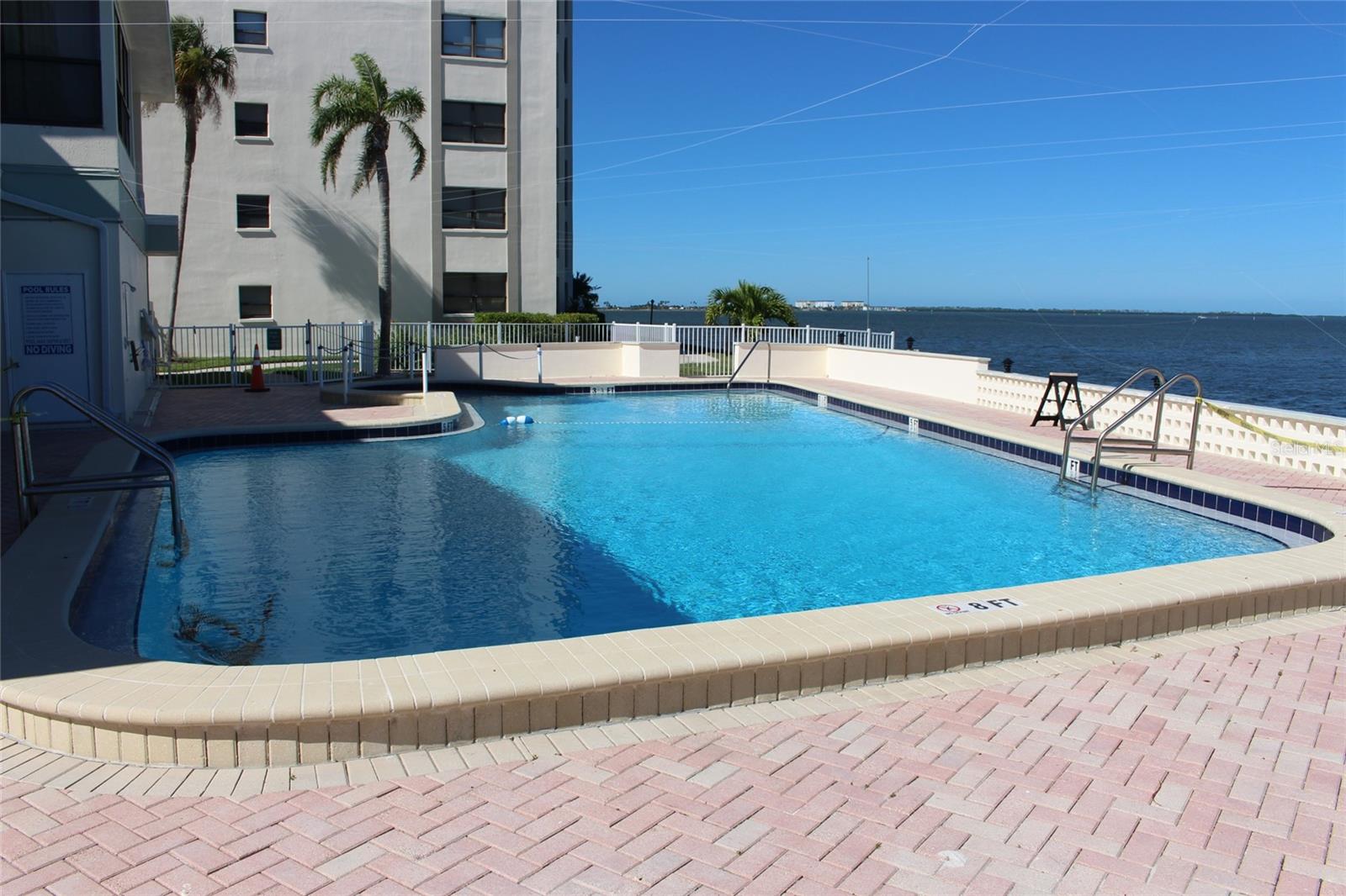 ISLAND TOWERS - Residential