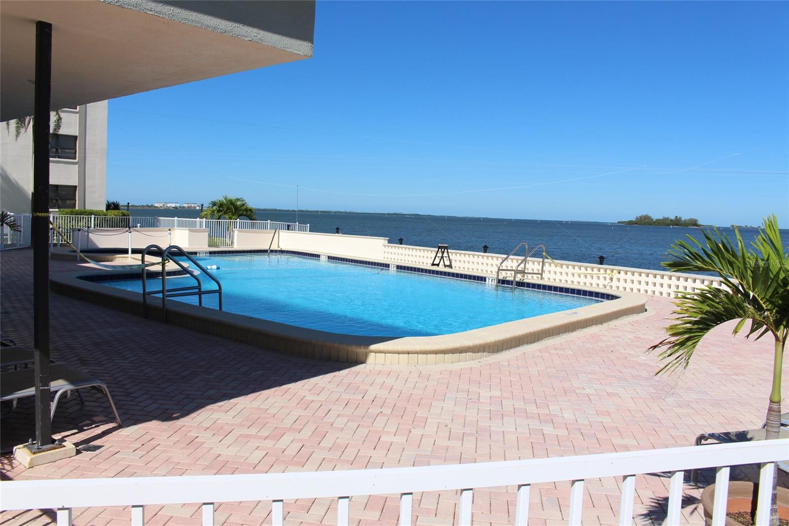 ISLAND TOWERS - Residential