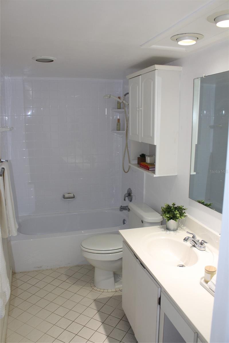 ISLAND TOWERS - Residential