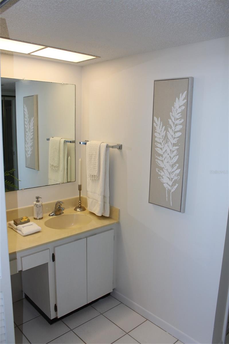 ISLAND TOWERS - Residential