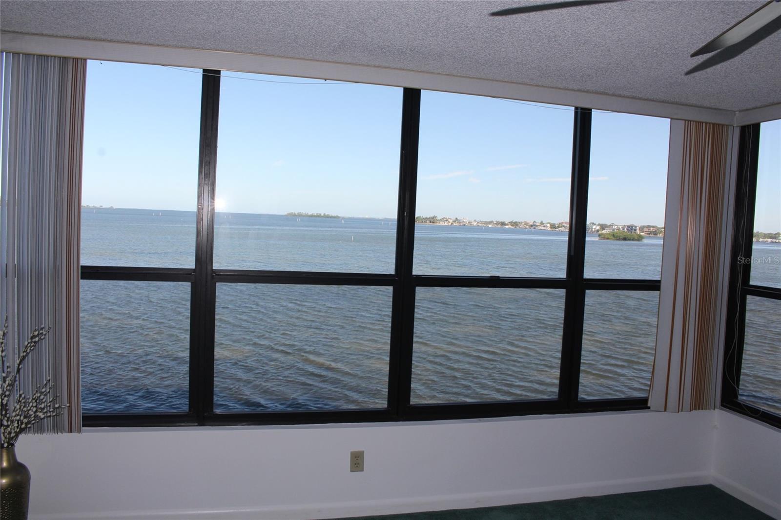 ISLAND TOWERS - Residential