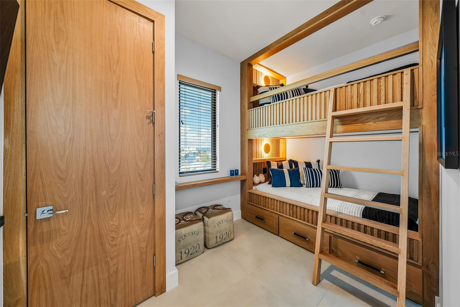 CORTEZ BEACH - Residential