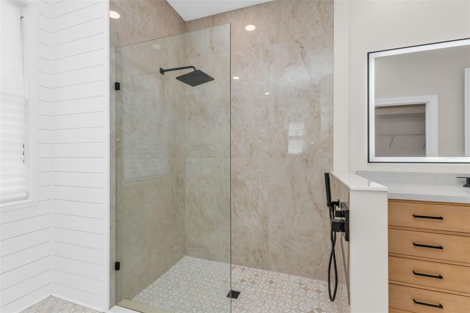 KINGS GATE PH 05 - Residential