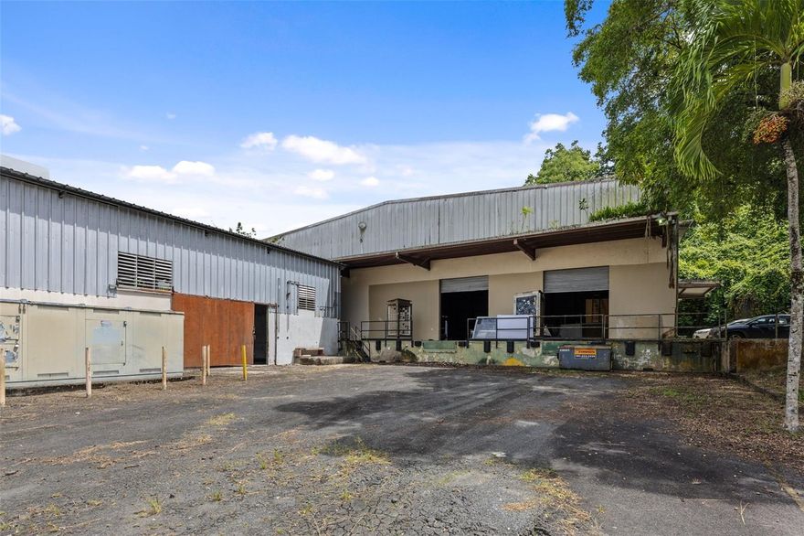 Located on PR-1 in Guaynabo, this industrial property with I-1 zoning sits on an 8,293.12 m² lot and offers excellent functionality for logistics, storage, or light manufacturing. The main warehouse features 14,000 sqft with 30-foot ceilings, two loading docks, and a separate entrance for additional loading. It also includes a 2,500 sqft office area and an additional 3,500 sq ft warehouse with 20-foot ceilings. 
CRIM: $1,512 annually.