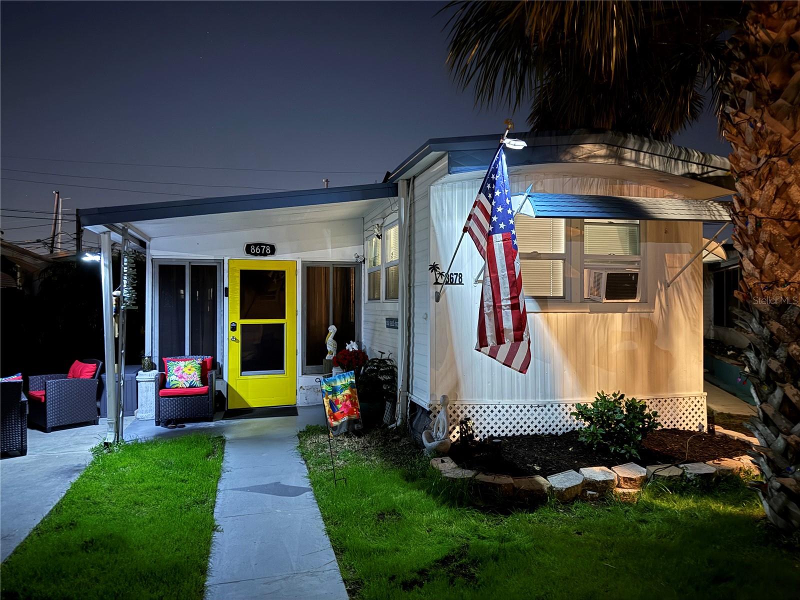This property is steps away from the Bay. This unit is fully furnished.