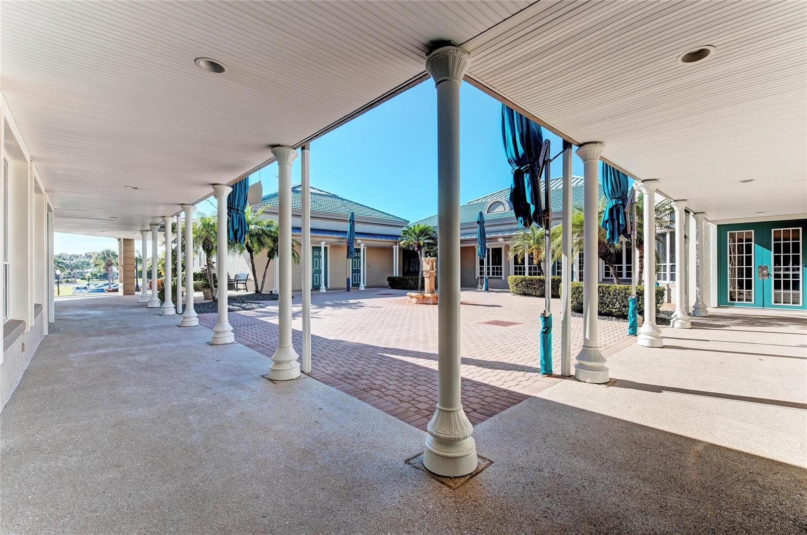 PELICAN POINTE GOLF & COUNTRY CLUB - Residential