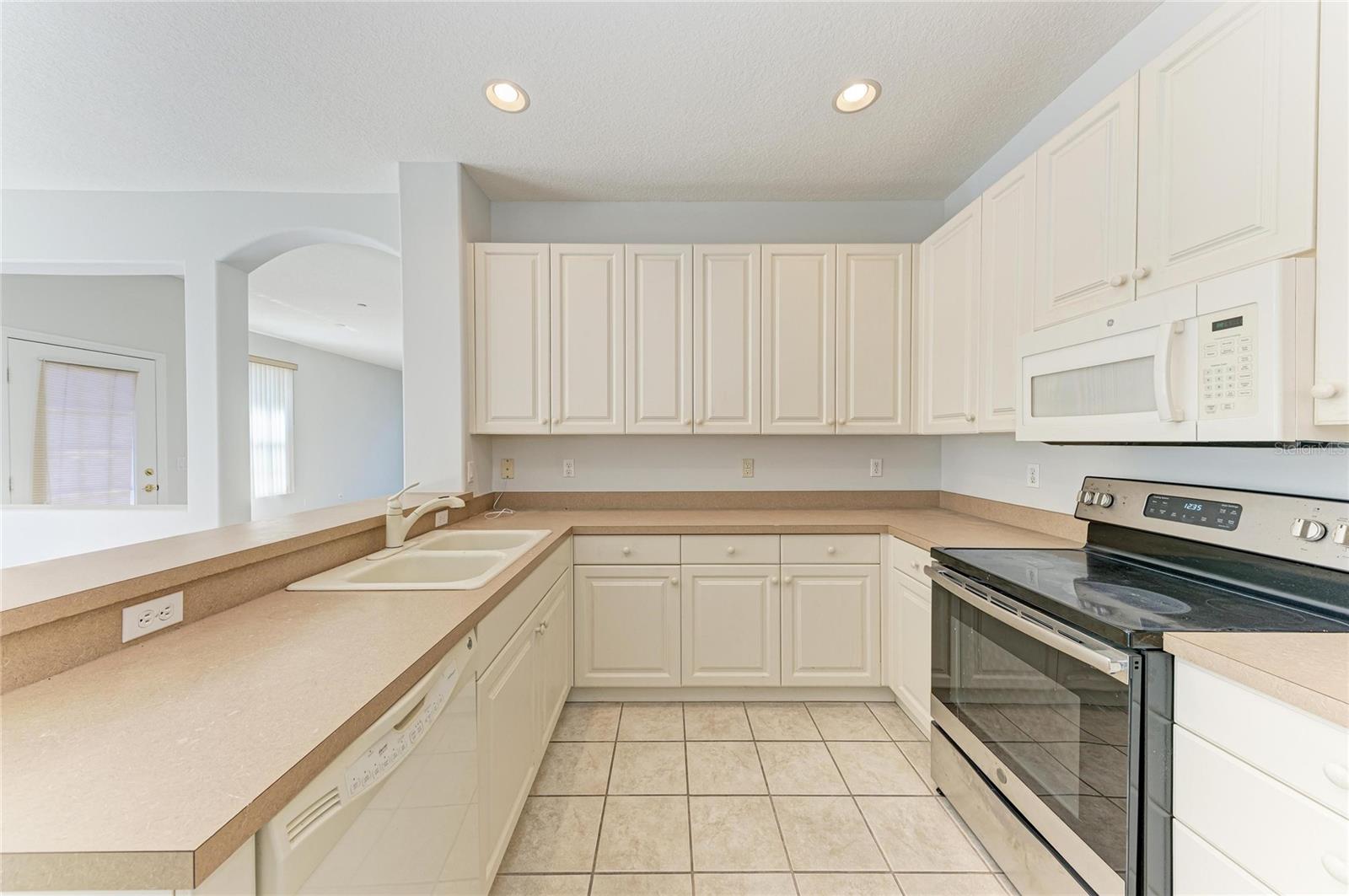 PELICAN POINTE GOLF & COUNTRY CLUB - Residential