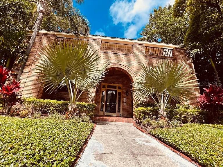 8 unit: 1 bedroom w/den, 1 bathroom apartment building
Prime Hyde Park location
2 min walk to Hyde Park Villiage, 5 Minute walk to Bayshore Blvd
780 sq ft each unit
Tons of light and windows
RS60, 60 X 130
assumable mortgage, maturity Jan 1, 2028, interest rate of 4.66%; balance is +-$1.1M
rent is $2210 per month includes water & garbage
Insurance is $15K; Property tax is $34K
NOI at$150-$160k
$3.4M