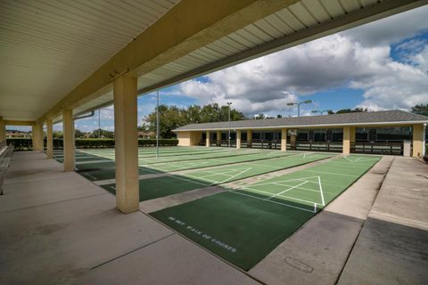 A home in LAKE WALES