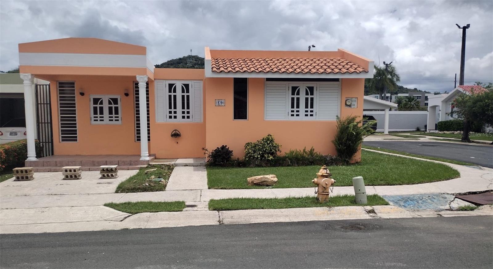 Your new home is waiting for you in Llanos de Gurabo! Ready to move in! 3 bedrooms, 2 bathrooms, spacious kitchen, living/dining room, large backyard that can be used as parking. Community amenities: controlled access, swimming pool, park, basketball court, mailbox area, and gazebo for activities. Quick access to schools, shops, and the highway.