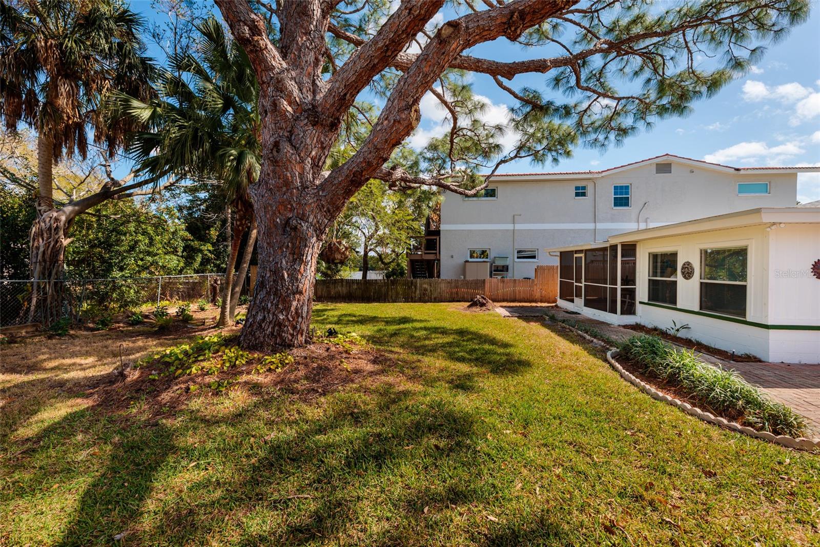 SUN-LIT SHORES - Residential