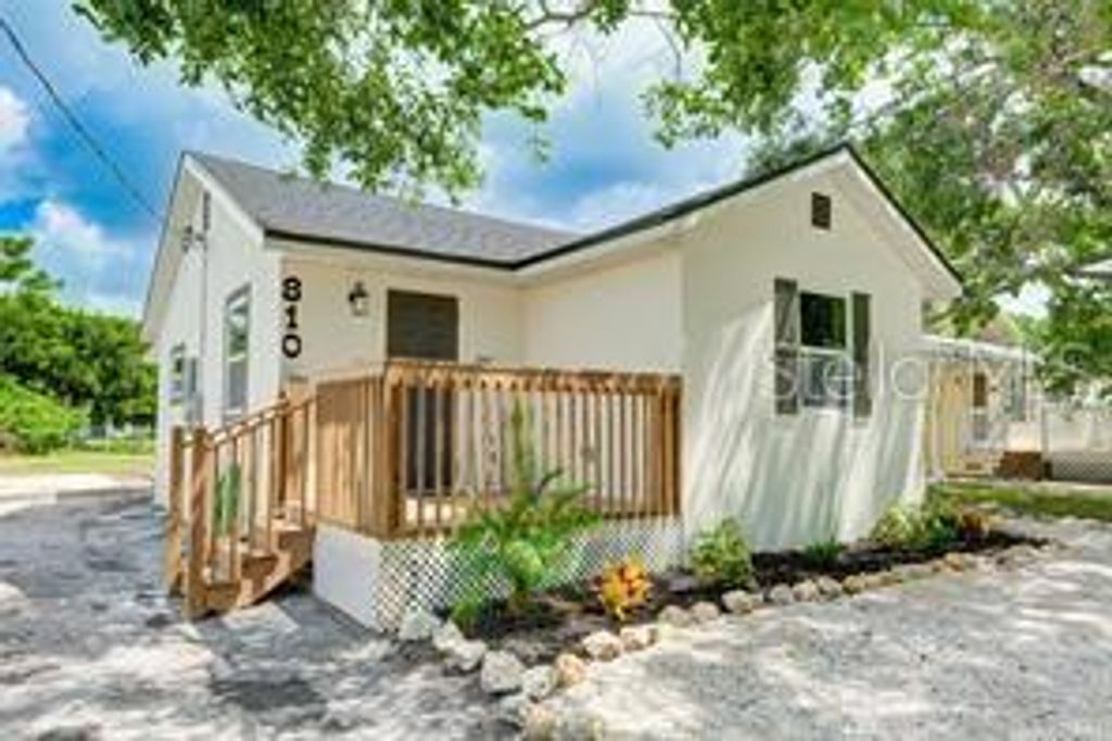 Photo of 810 20th Avenue W, Bradenton, FL 34205 (MLS # A4682057)