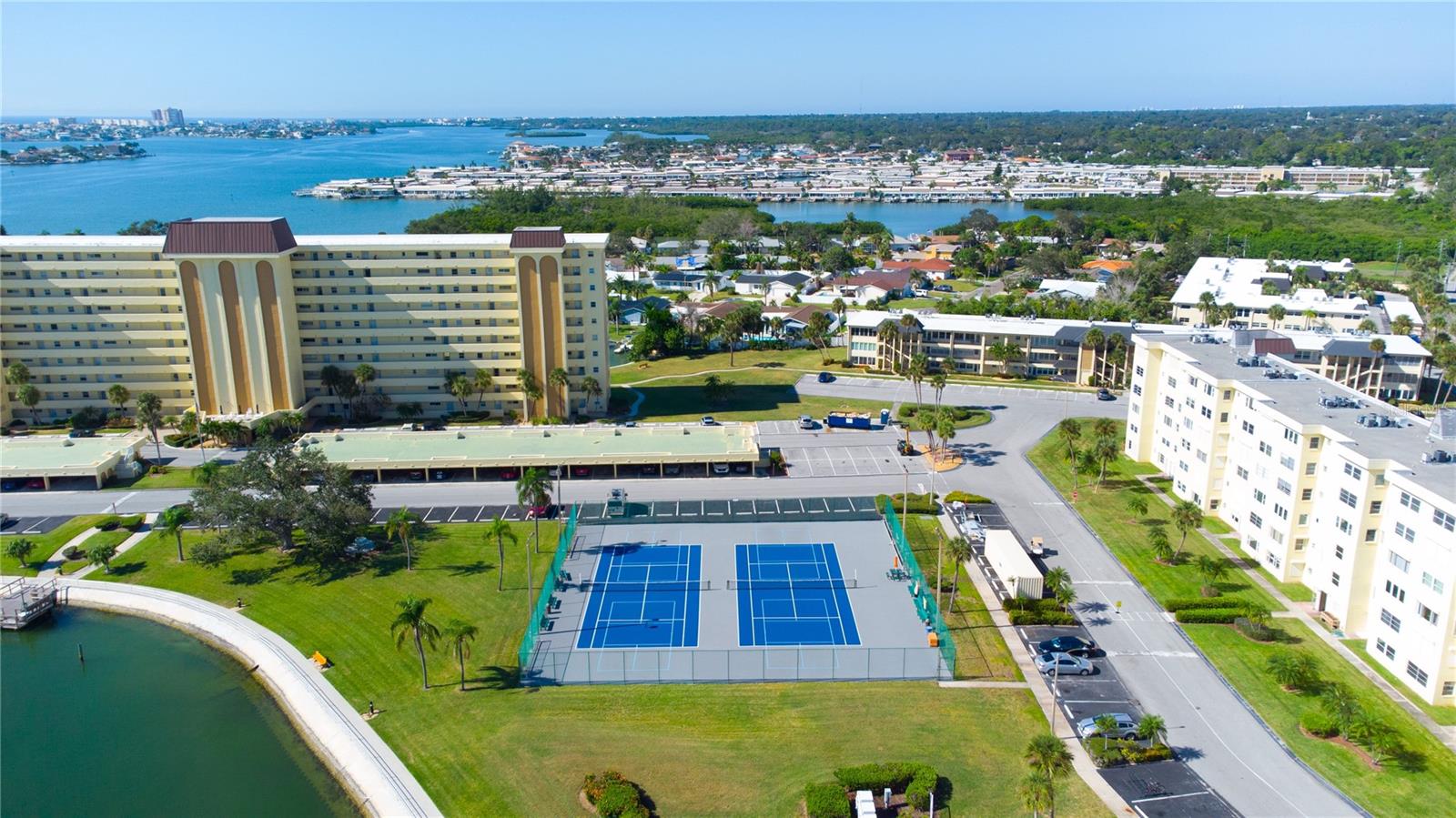 COLUMBIA TOWERS - Residential