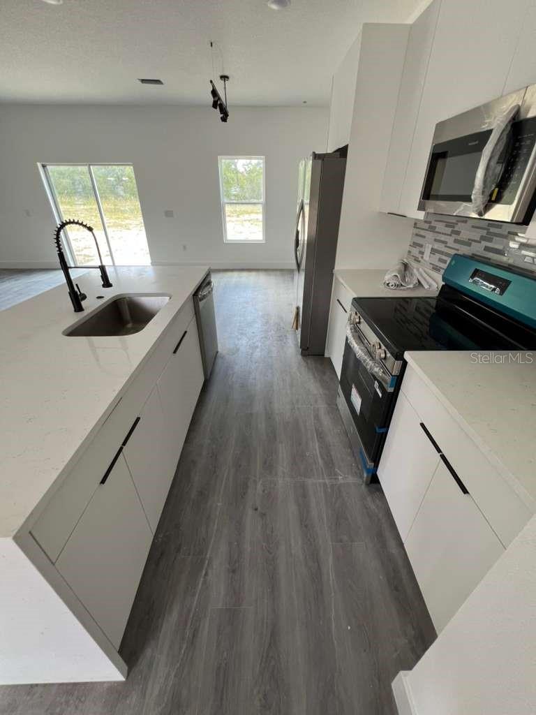WALK IN WATER LAKE ESTATES PH 05 - Residential