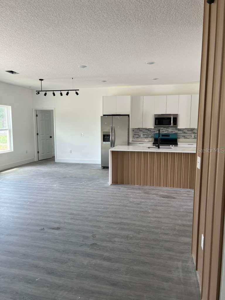 WALK IN WATER LAKE ESTATES PH 05 - Residential