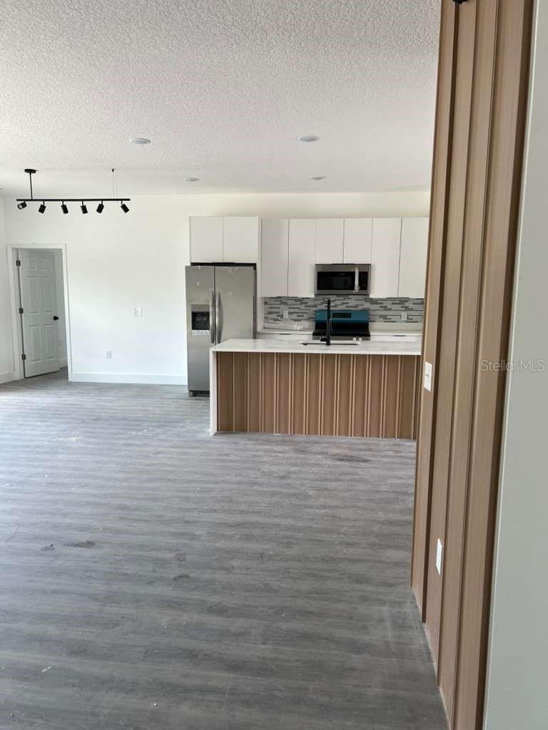 WALK IN WATER LAKE ESTATES PH 05 - Residential