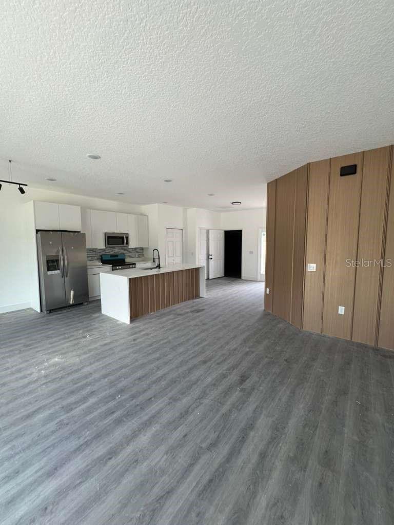 WALK IN WATER LAKE ESTATES PH 05 - Residential