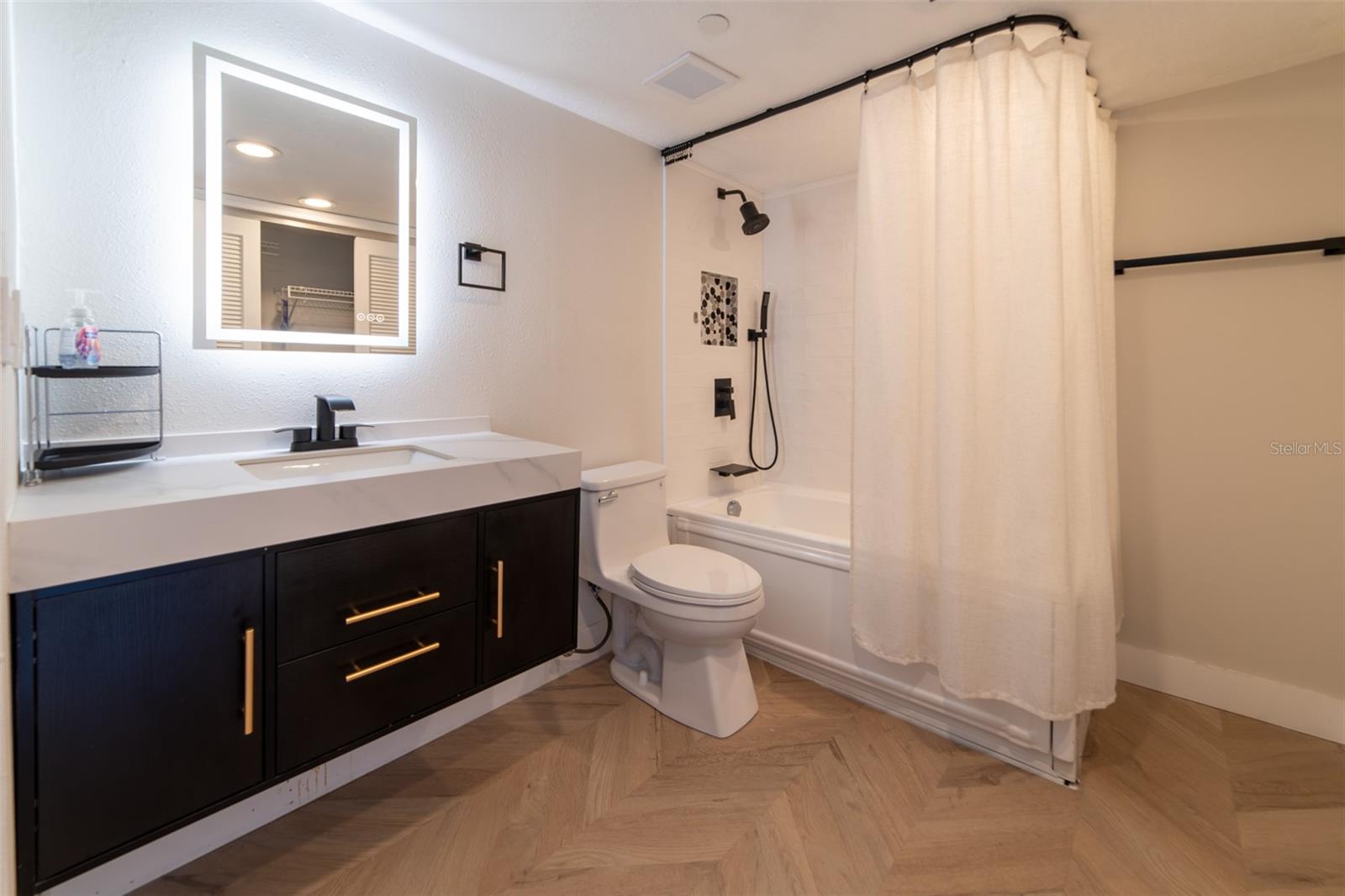 PARK LAKE TOWERS - Residential