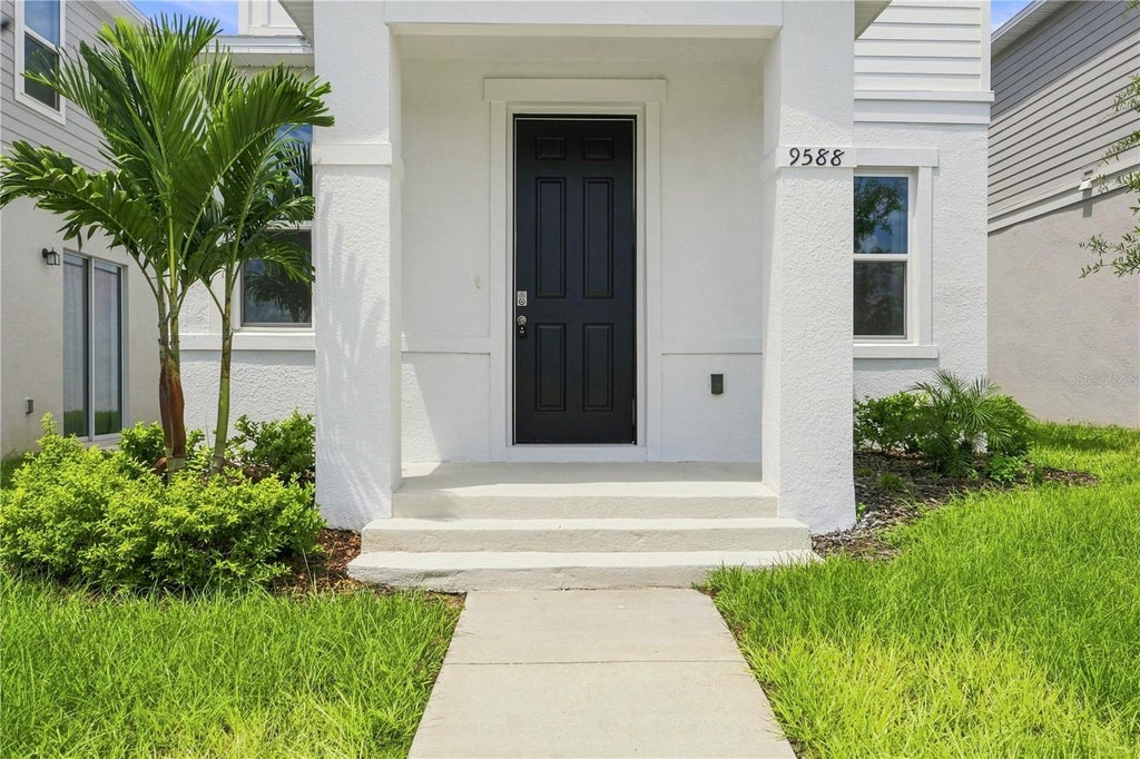 Photo of 9588 Westside Hills Drive, Davenport, FL 33896 (MLS # S5156113)