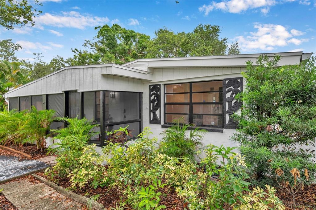 Photo of 209 SE Jefferson Circle N, St Petersburg, FL 33702 (MLS # TB8402696)