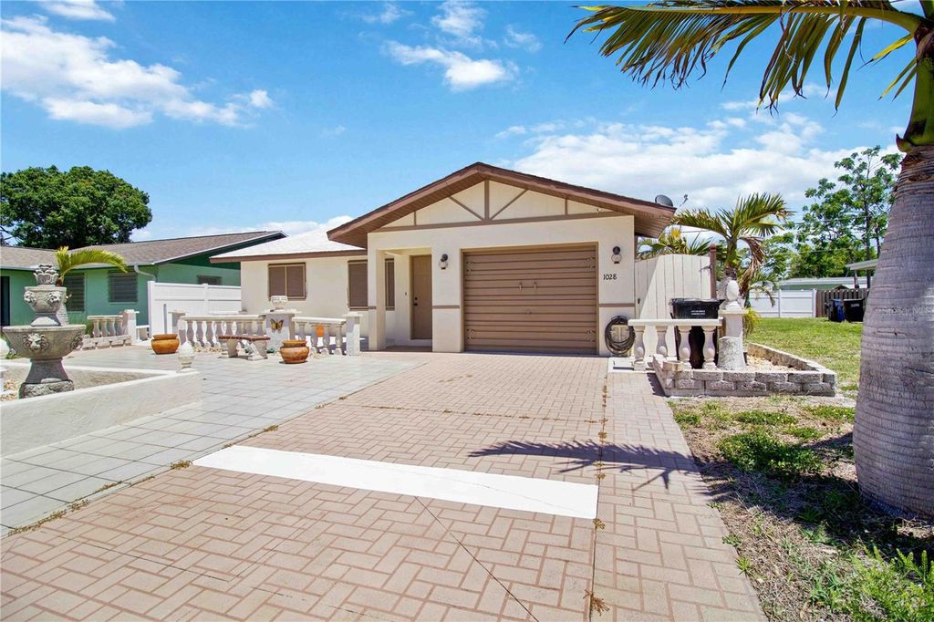 Photo of 1028 Lillian Street, Venice, FL 34285 (MLS # A4689709)