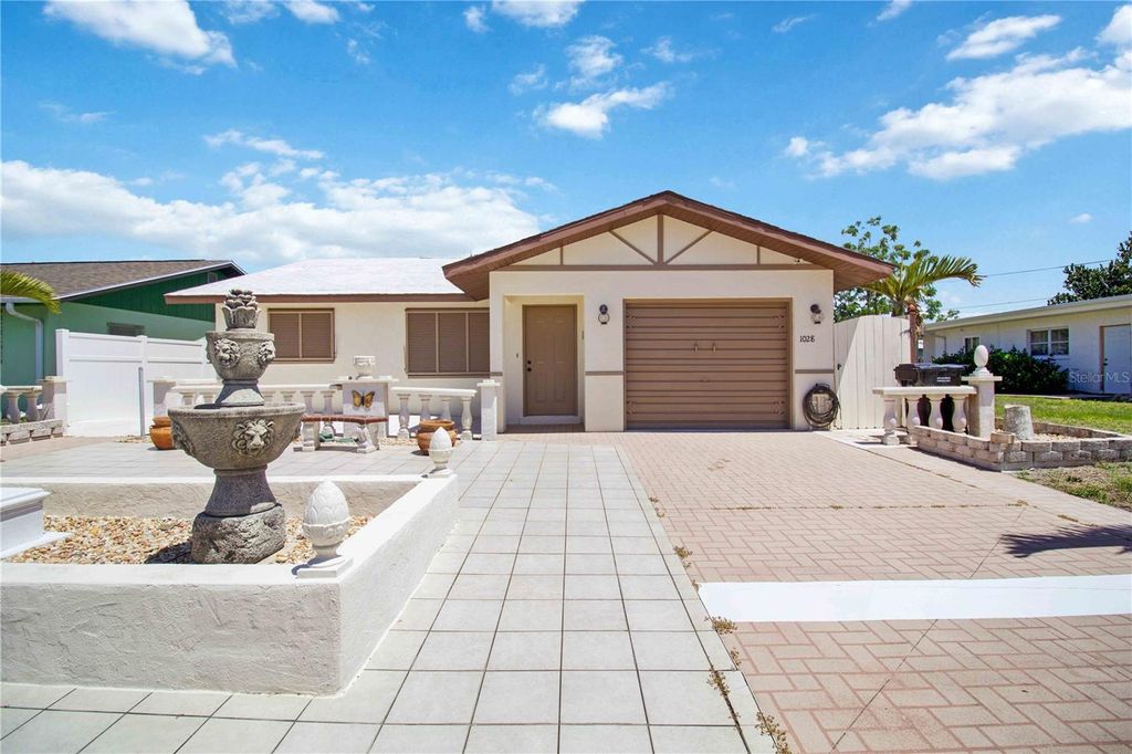 Photo of 1028 Lillian Street, Venice, FL 34285 (MLS # A4689709)