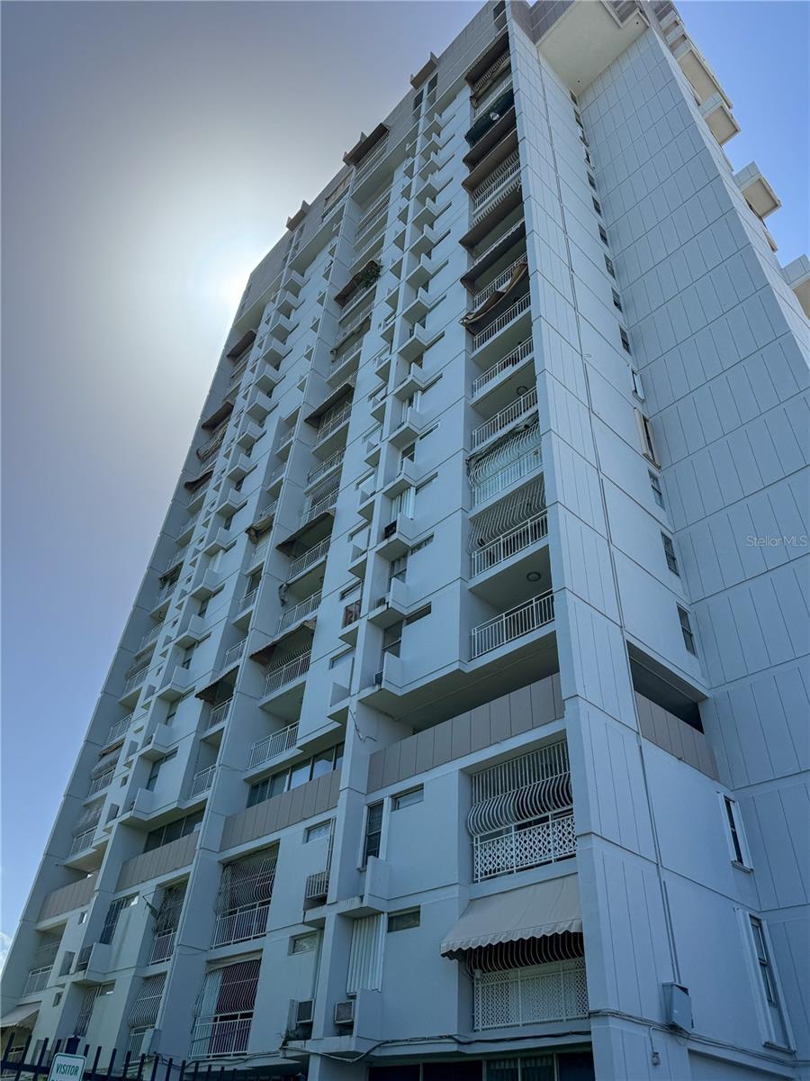 One or more photo(s) has been virtually staged. Spacious 3-bedroom, 2-bathroom condo on the 20th floor, offering 1,556 sq ft of interior space and sweeping views of Guaynabo and San Juan. The unit offers strong potential for renovation, featuring a functional layout with a large kitchen, ample closet space, and a dedicated laundry room.
Located just steps from the Metropolitan Hospital and Martinez Nadal train station, with quick access to supermarkets, shopping centers, and other conveniences. Building amenities include elevator access, backup generator, and two covered parking spaces. HOA: $330/month.
Ideal for buyers looking to customize a high-floor unit in a centrally located, amenity-rich building. Cash Sale! Includes edited pictures. Property is currently under construction, pictures taken previously.