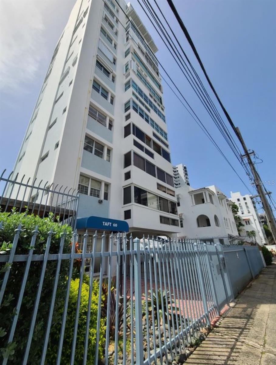 Your Beachside Haven in San Juan! Step into your new home just steps from Ocean Park beach. This exquisite, furnished and remodeled apartment offers comfort and luxury at $4,500 monthly. With 3 bedrooms and 2 baths, it's perfect for your family. Enjoy the convenience of walking to nearby restaurants, coffee shops, and supermarkets. Schools are also nearby for added ease. One apartment /floor for maximum privacy one dedicated parking space Generator for common areas and refrigerator charging Inviting swimming pool for relaxation Don't miss out on this perfect blend of coastal living and city convenience.