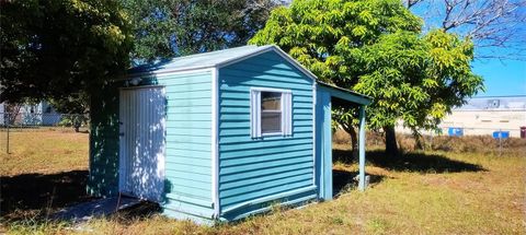 A home in LAKE WALES