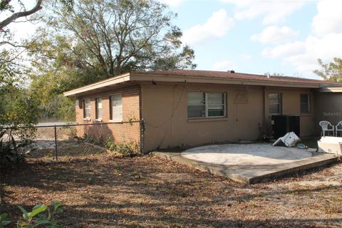 A home in LAKE WALES