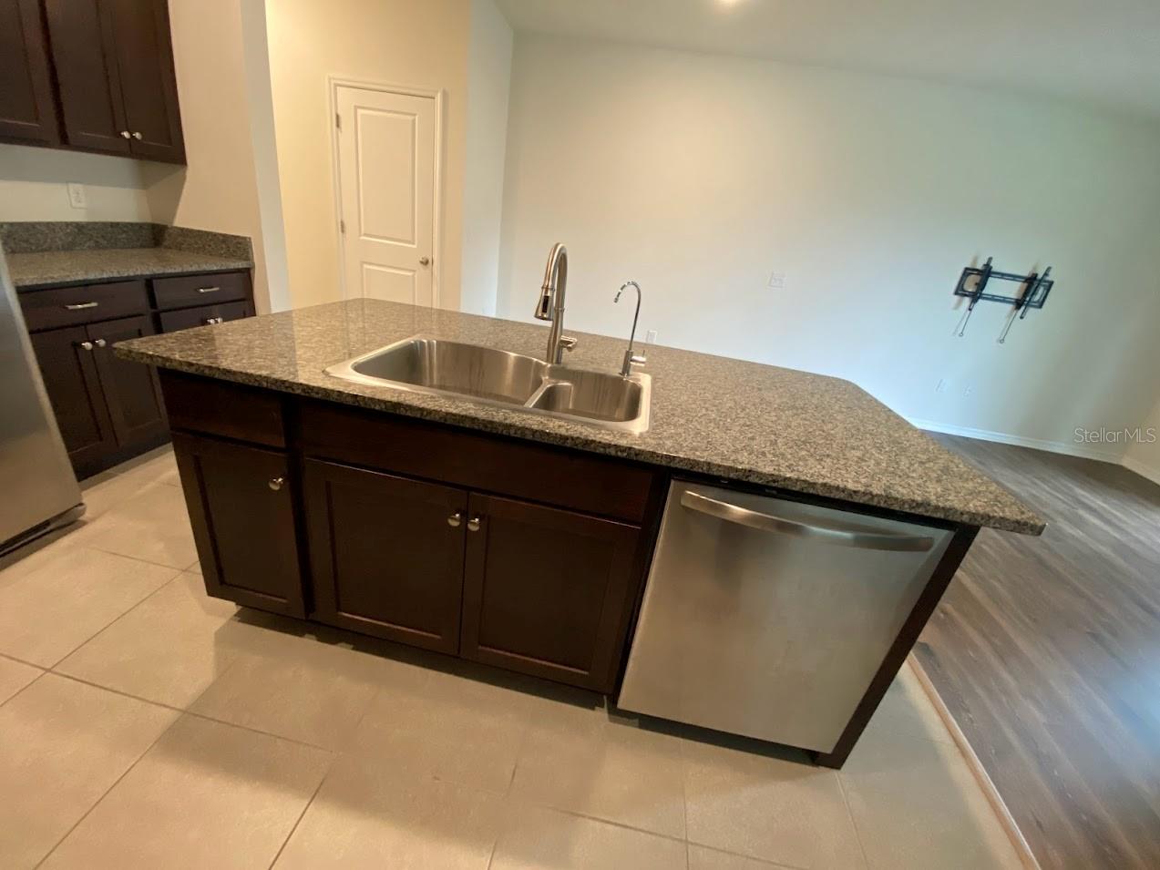 THE DISTRICT - Residential Lease