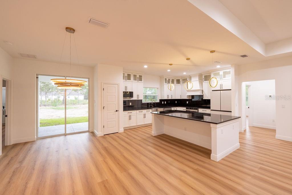 ROLLING HILLS - Residential