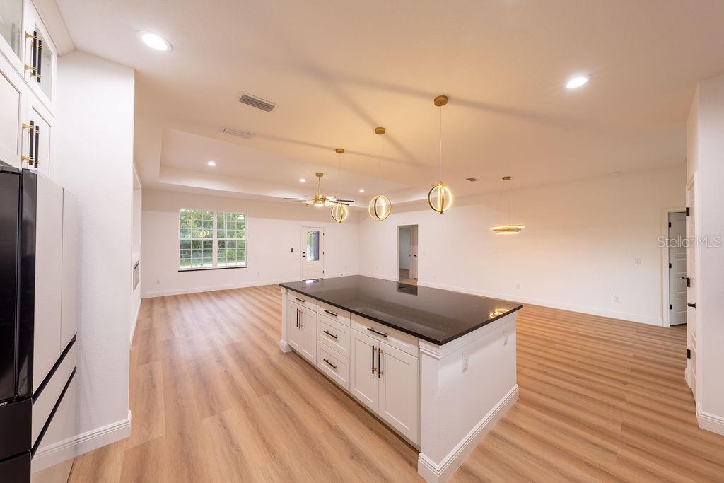 ROLLING HILLS - Residential