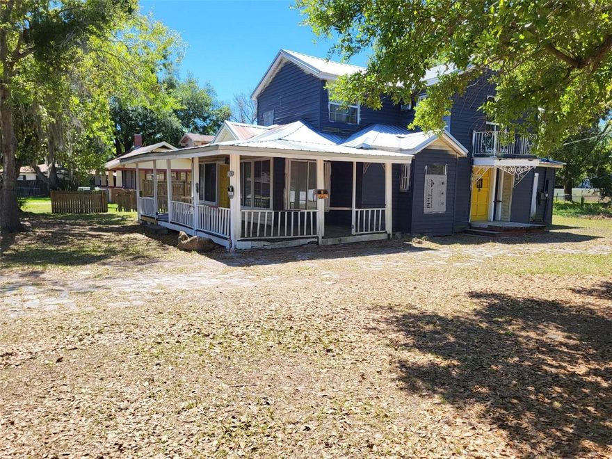 Spacious home on an oversized corner Lot in North Lakeland.
Close to all...
Home Depot, the North Lakeland Mall and the i-4 are all about 5 minutes from this property.