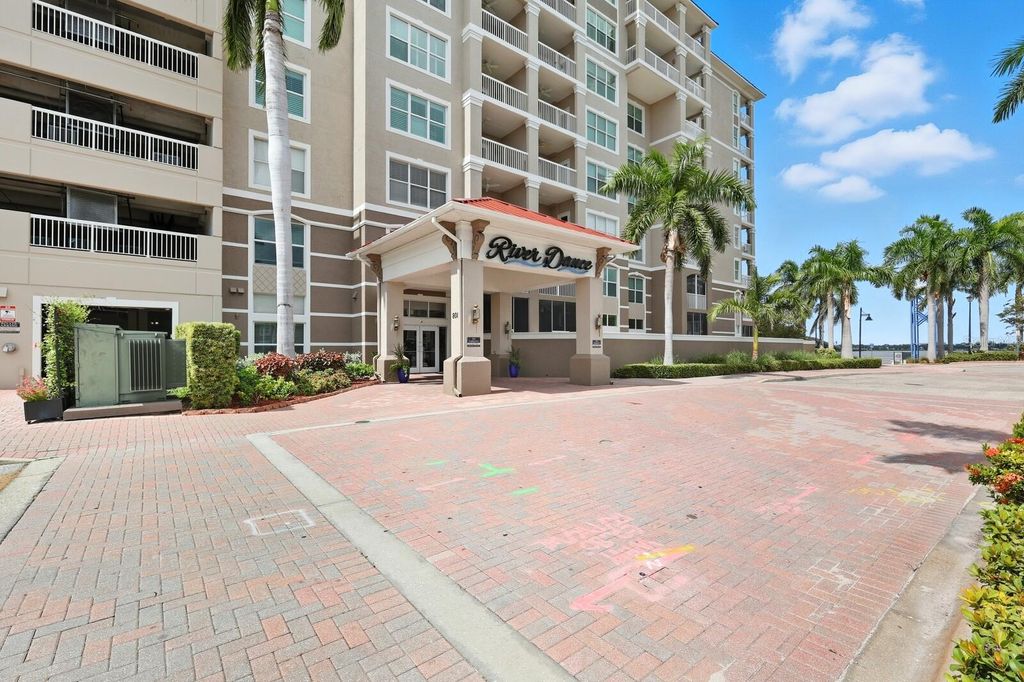 Photo of 808 3rd Avenue W #111, Bradenton, FL 34205 (MLS # A4667168)