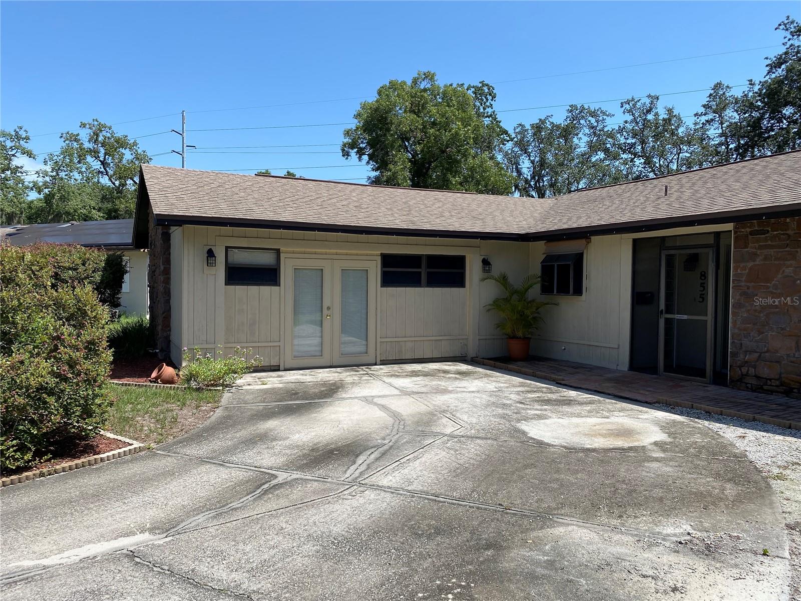 855 BENCHWOOD DRIVE