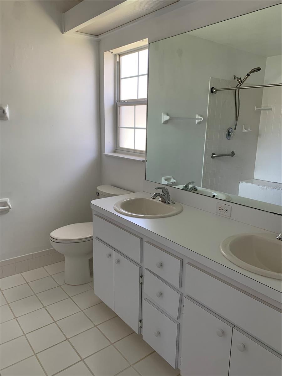 OAK RUN LAUREL OAKS - Residential