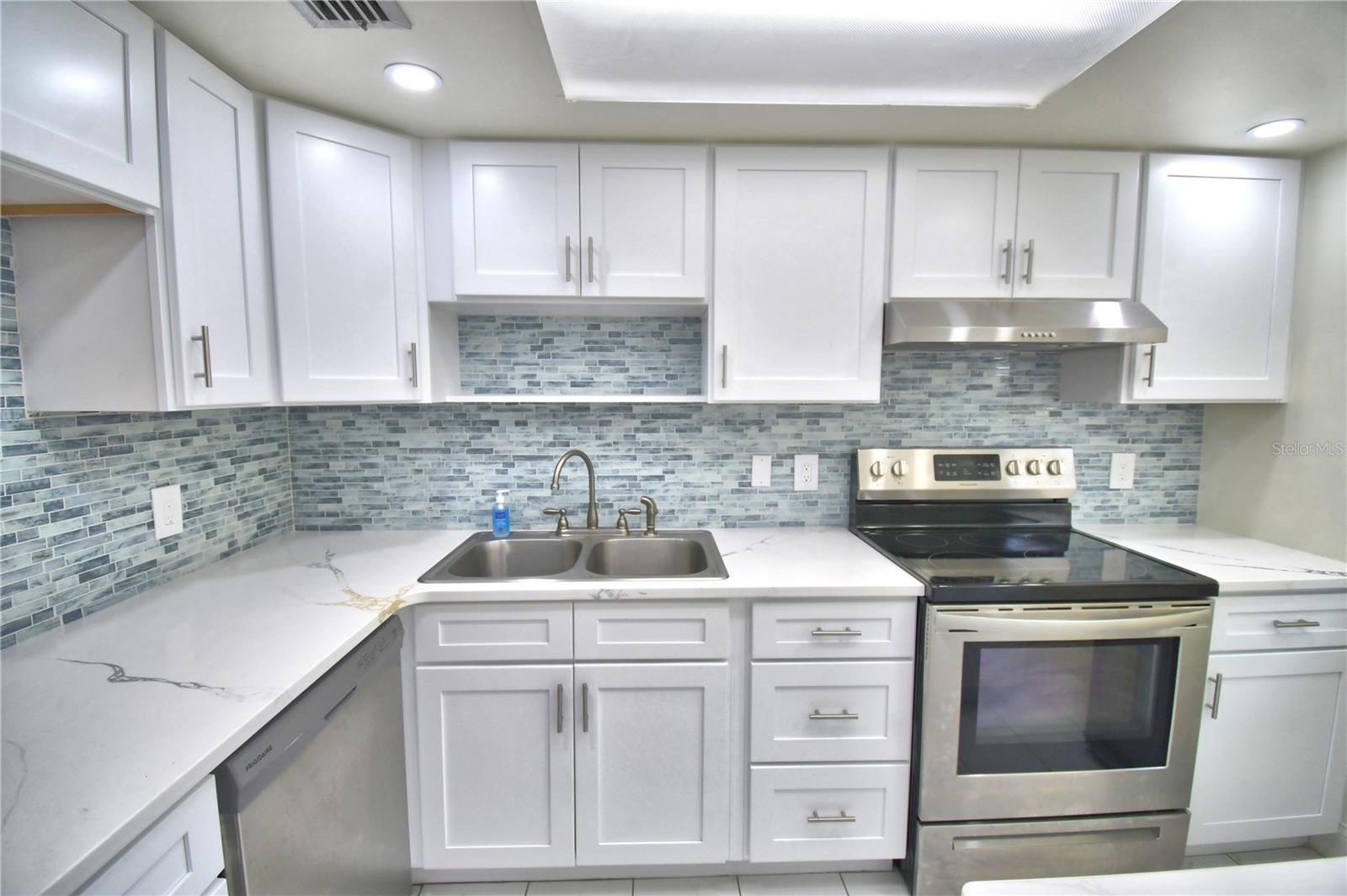 333 LAKE HOWARD DR NW 102D