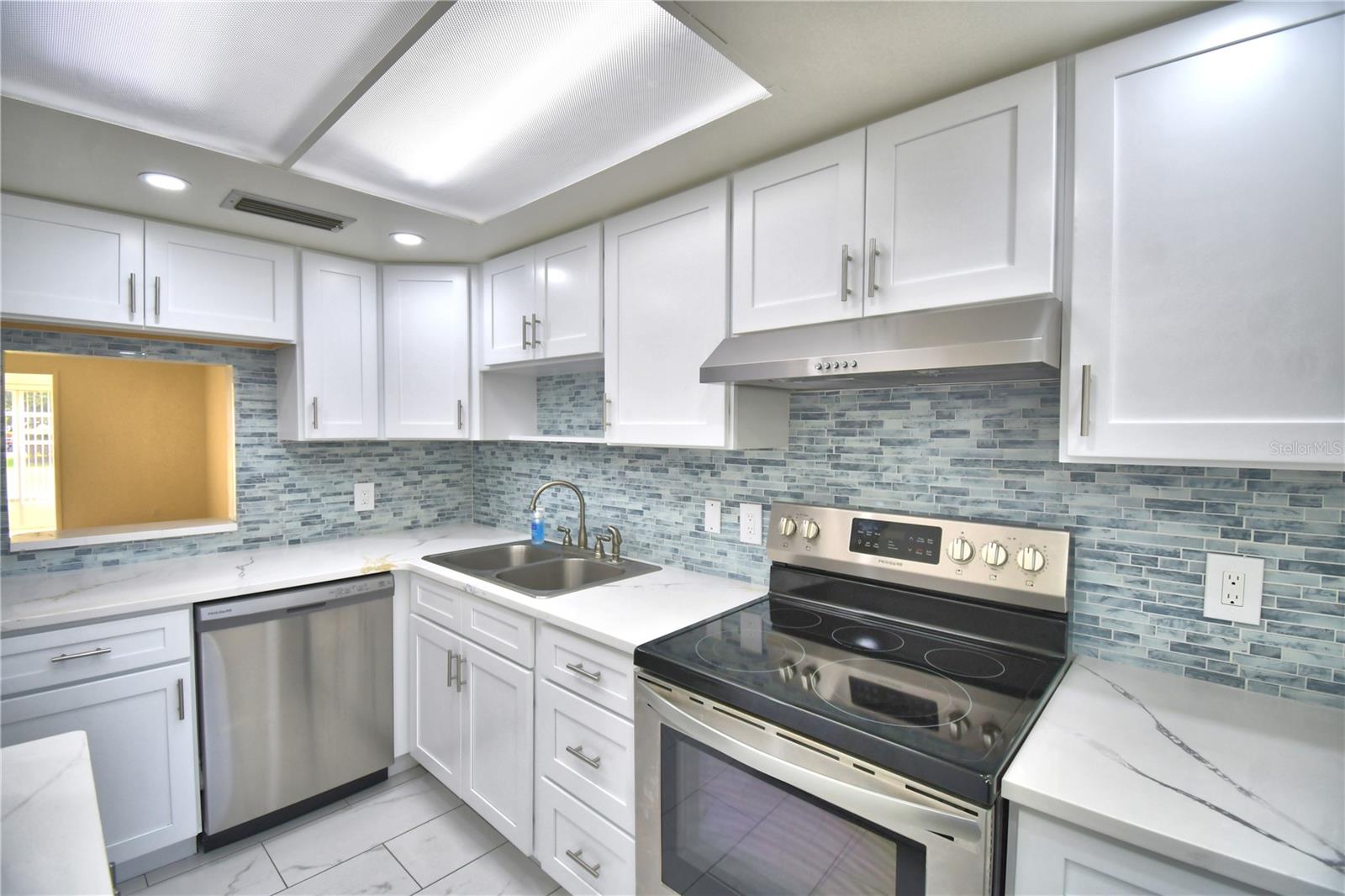 333 LAKE HOWARD DR NW 102D