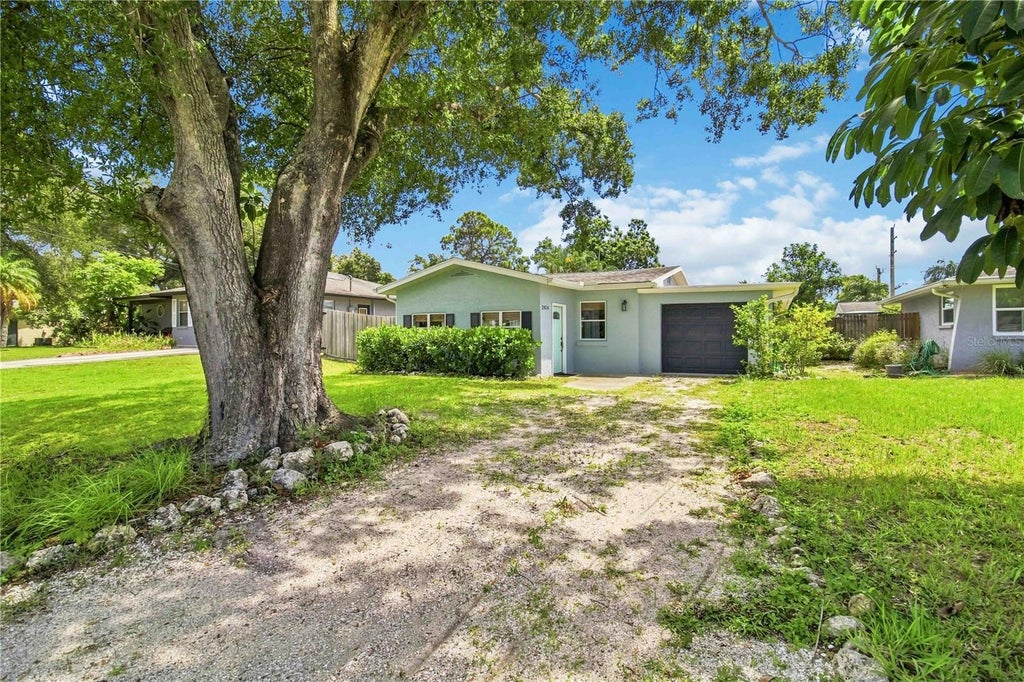 Photo of 2924 Hillview Street, Sarasota, FL 34239 (MLS # A4704237)