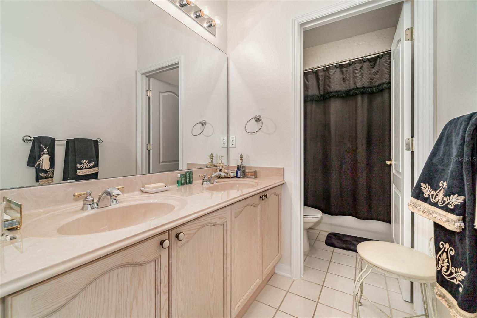 LAKES WINDERMERE PH 01 49 108 - Residential