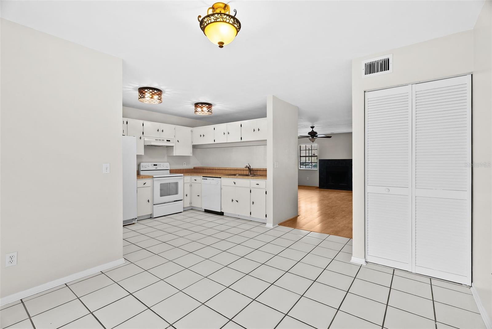 HAMPTON PARK TWNHMS UN 1 - Residential Lease