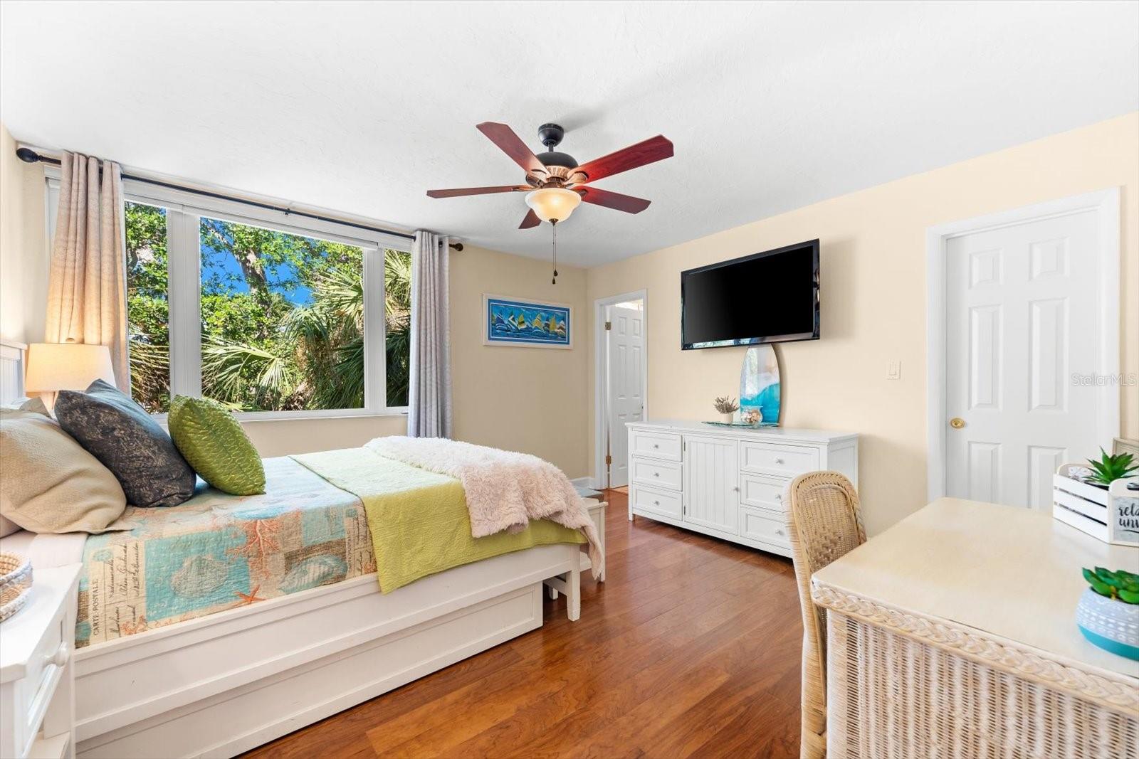 ISLAND REACH - Residential