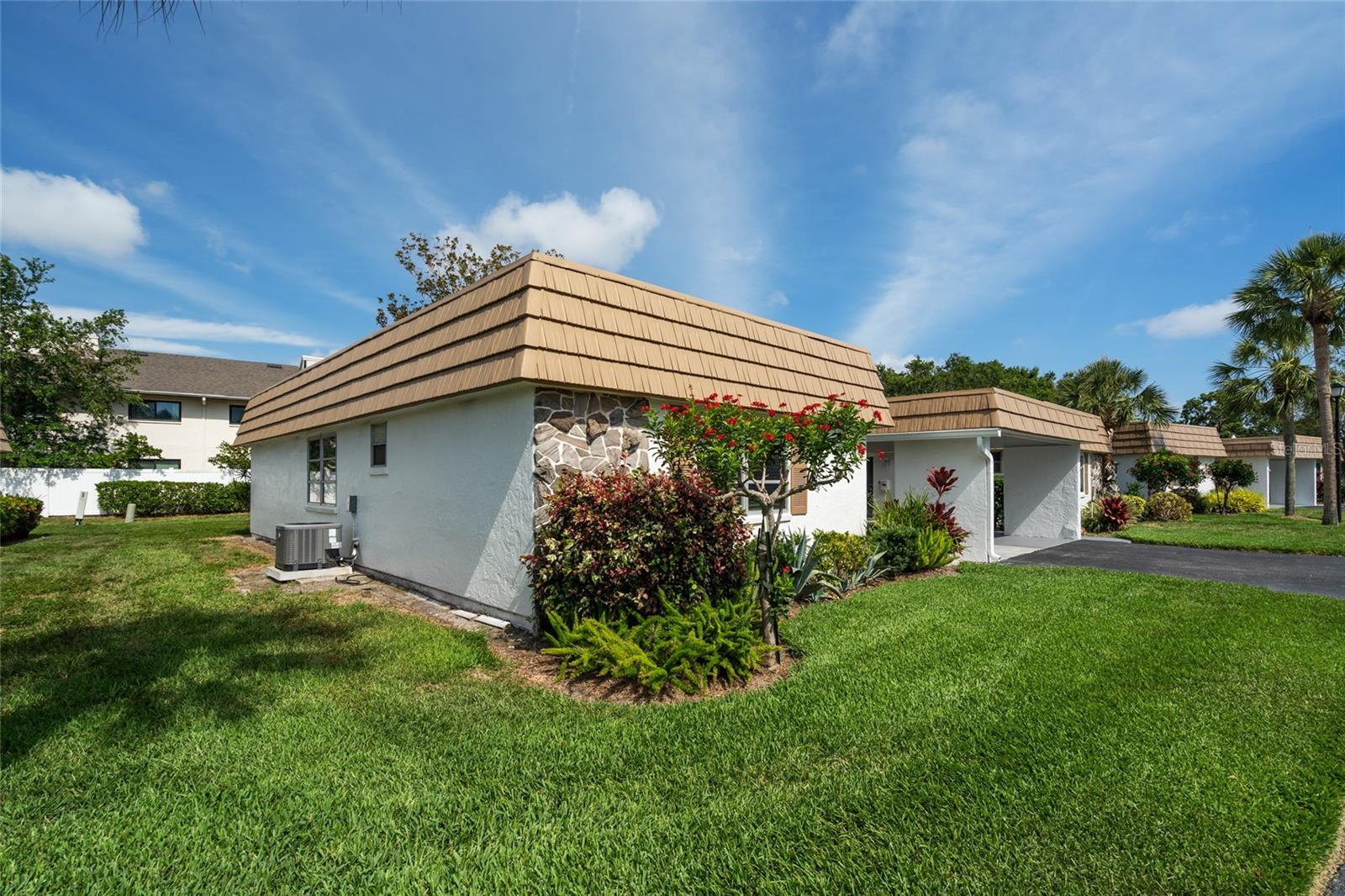 5521 RIVERBLUFF CIRCLE V-10
