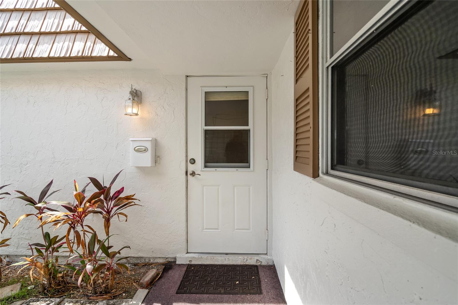 5521 RIVERBLUFF CIRCLE V-10