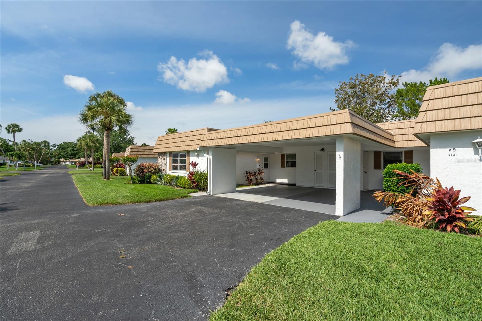 5521 RIVERBLUFF CIRCLE V-10